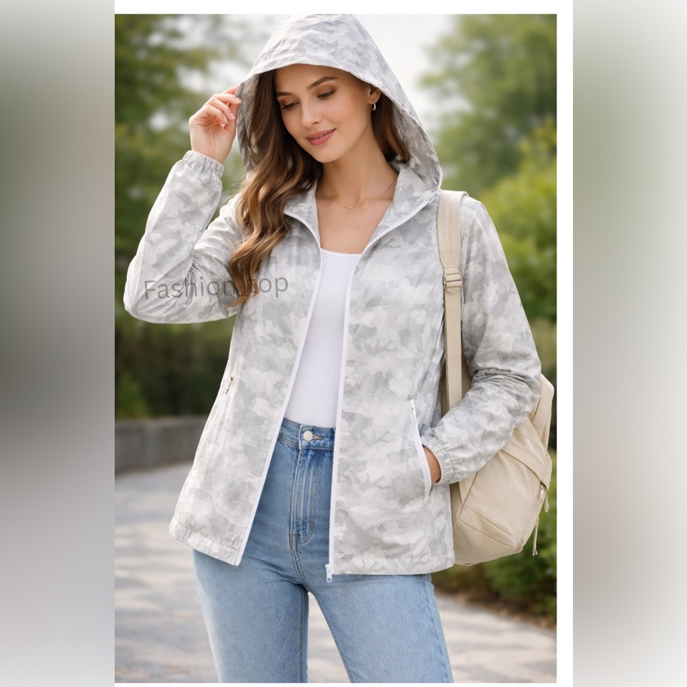 Champion Women’s Lightweight Foldable Matte Camouflage Gray White Rain Jacket M